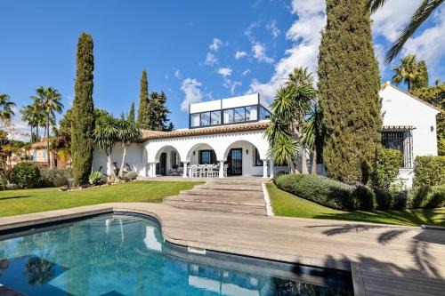 Urbanizacion Hacienda las Chapas Villa | Villa Flamenca