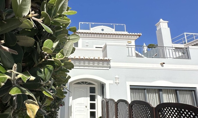 Vale do Lobo Villa | Villa Flores, Vale do Lobo - modern 4 bed, 4 bath, south facing villa with pool