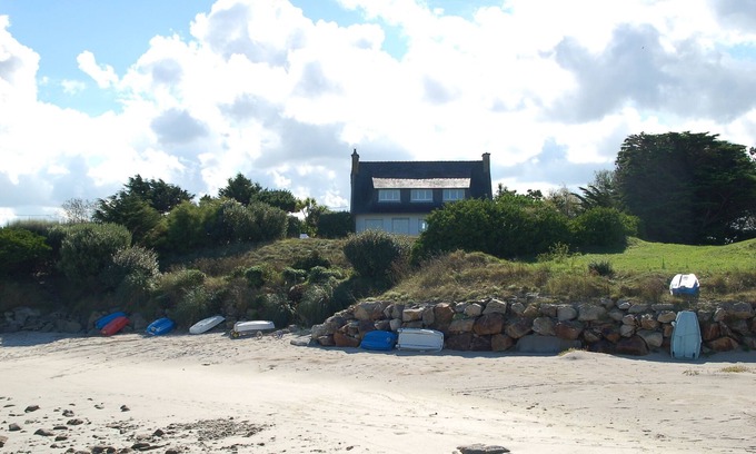 Santec House | Villa for 6 people with a sauna on the beach