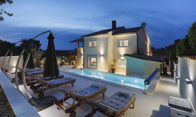 Vinkuran Villa | Villa Forest Bay near Pula for 8 people - only 300 meters from the beach