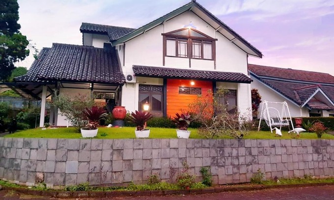 Cipanas Villa | Villa Gardenia & Amora Park Puncak Bogor