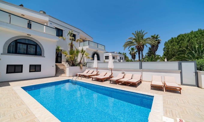 Santa Maria Estate Villa | Villa Gardenia~Exclusive 5BR Villa w/Private Pool