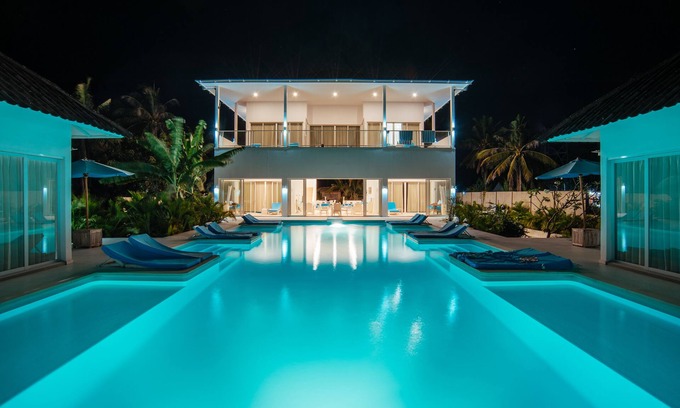 Gili Trawangan Villa | Villa-Gili-Bali-Beach - 14-16 people - beachfront - 500 m2-7 rooms + 5 bathrooms