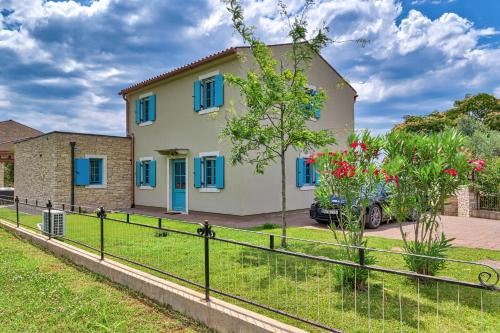 Vardica Villa | Villa Griota for 8 people near Umag with private pool, jacuzzi & sea view - pet friendly