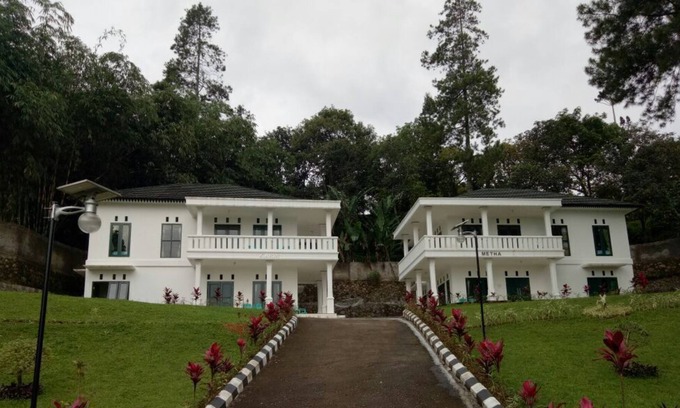 Cisarua Villa | Villa Griya Wira Karya ( Metha )