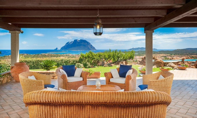Porto San Paolo Villa | Villa Halliv - infinity pool overlooking Tavolara bay