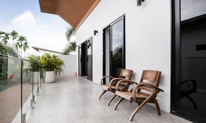 Nai Harn Villa | Villa Hibiscus-Charming 3 bedroom villa with WiFi and AC in lovely Tambon Rawai