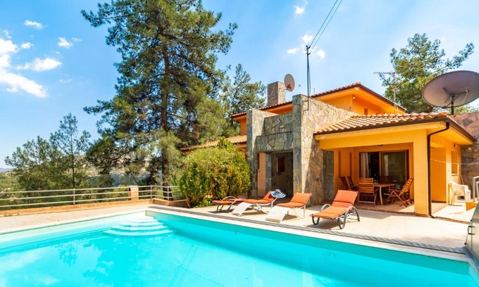 Vasa Koilaniou Villa | Villa Hillcrest Panorama by Ezoria Villas