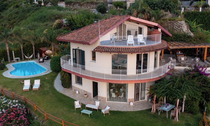 Zambrone Villa | Villa Horizon
