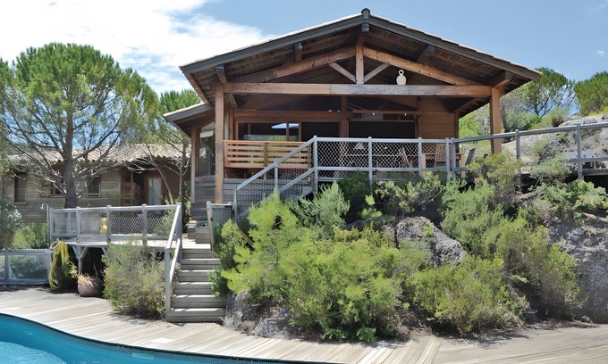 Moureze Villa | Villa 'In an Exceptional Location' with Mountain View, Wi-Fi and Air Conditioning