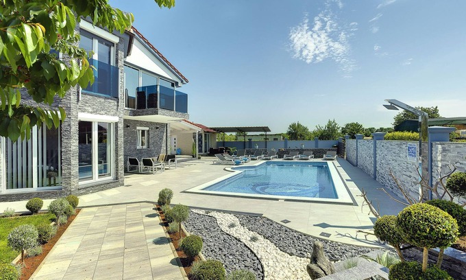 Valbandon Villa | Villa in Fažana near Beach with Pool