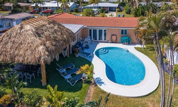 Central Corals Villa | Villa in Fort Lauderdale Waterfront Heated Salt Pool Tiki Free EV charging Kayak