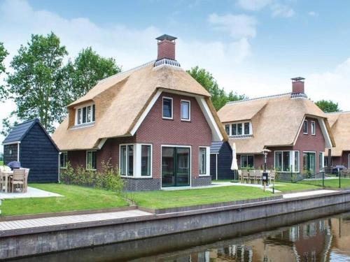 Idskenhuizen House | Villa in Friesland with Sauna by Water