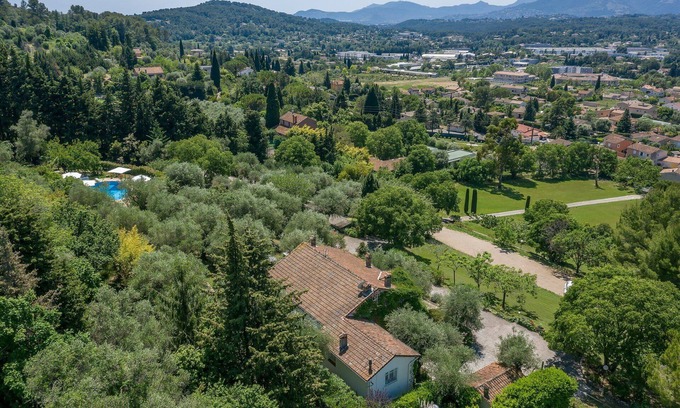 Mouans-Sartoux House | Villa in Mouans Sartoux town center on 30000m2 park