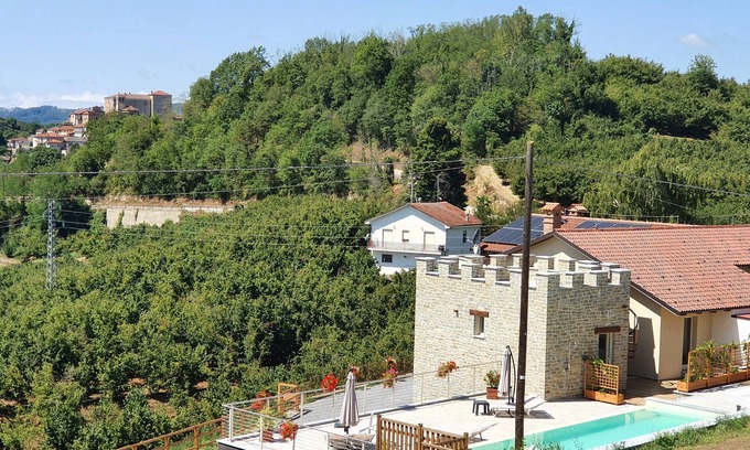 Cravanzana Villa | Villa in Piedmont, near Alba and Barolo, in the middle of the famous hazelnut groves