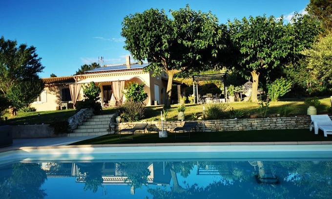 Allan House | Villa in Provencal Drome with open views and pool