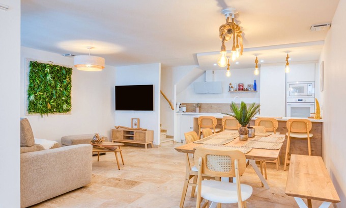 Aigues-Mortes Medieval City House | Villa in the heart of the Citadel with terrace, parking, Wi-Fi and air conditioning