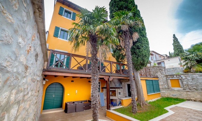 Rovinj Villa | Villa in the old town with spacious rooms, overlooking the sea, old town, pool