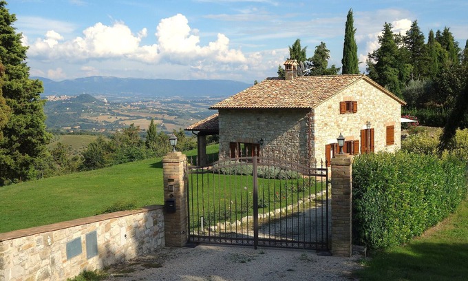 Quadro Villa | Villa in Umbria with private pool and fantastic view - sleeps 8 + 1