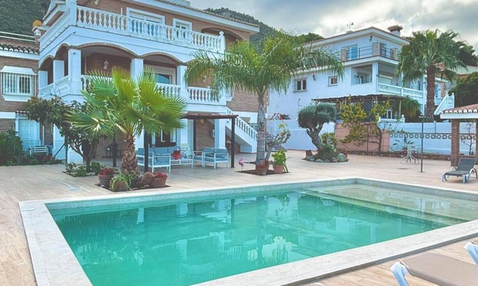 Alhaurin de la Torre Villa | 'Villa Isabella' with Mountain Views, Wi-Fi and Air Conditioning