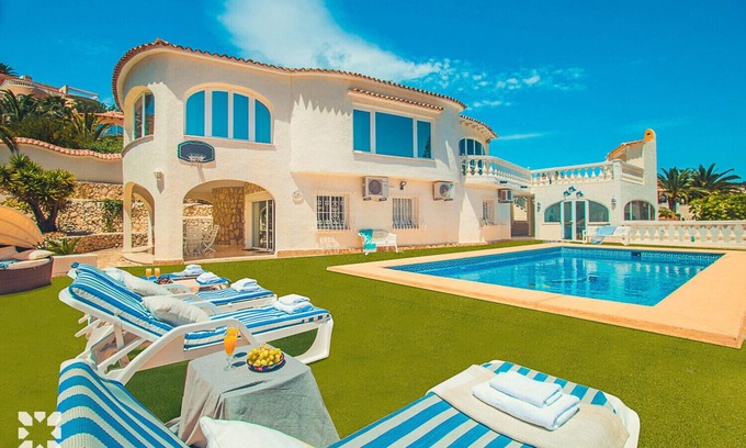 La Canuta Villa | Villa ISABEL by Abahana Villas