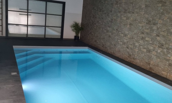 Santec House | Villa l'abri étoilé 300m from the beach with heated indoor pool