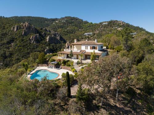 St. Jean de l’Esterel House | VILLA L'ESTEREL AVEC PISCINE VUE MER -MANDELIEU 06210- 6 Pers