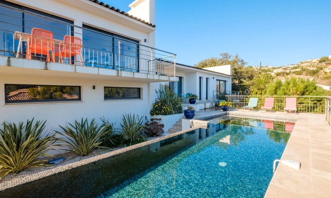 Les Adrets-de-l'Esterel Villa | Villa 'Luxe Vue Mer Baie De Cannes' with Sea View, Wi-Fi and Air Conditioning