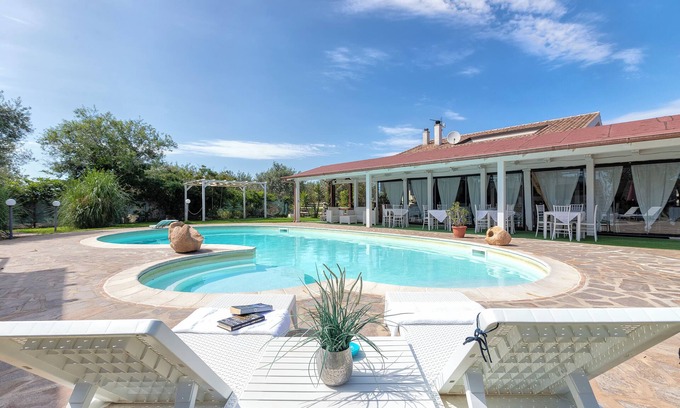 Sorso Villa | Villa 'La Casitta Di L' Abbiu' with Shared Pool, Wi-Fi and Air Conditioning