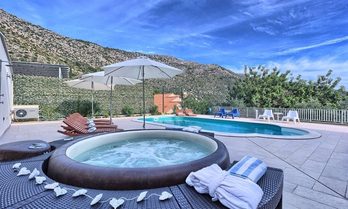 Zaton Villa | Villa La Mer - modern villa near Dubrovnik for twelve guests with a pool