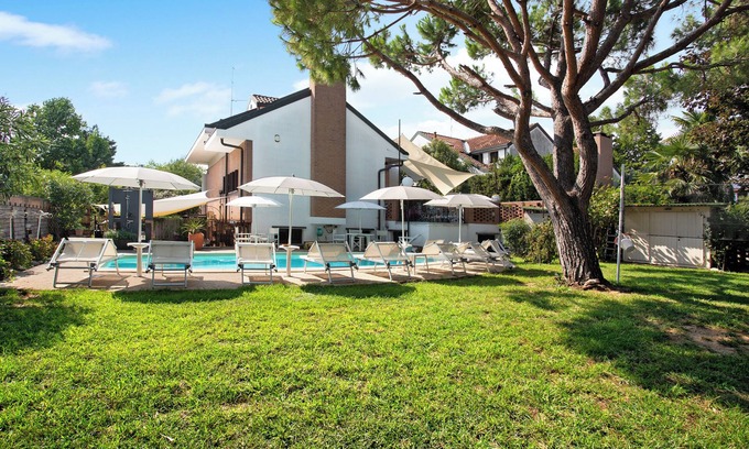Peschiera Borromeo Villa | "Villa La Palmetta" with Pool, Terrace & Wi-Fi