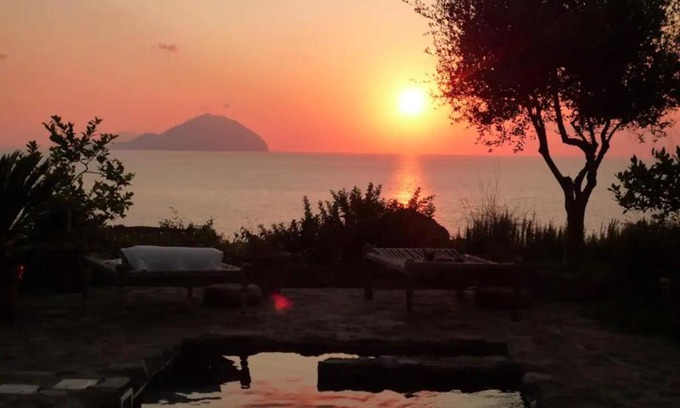 Pollara Villa | Villa La Vigna - Nella baia di Pollara, incantevole con piscina