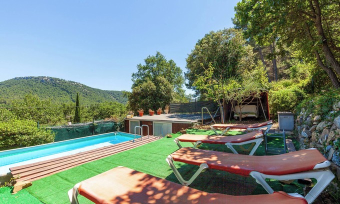 Evenos Villa | Villa 'La Villa Du Broussan' with Mountain View, Private Pool and Wi-Fi