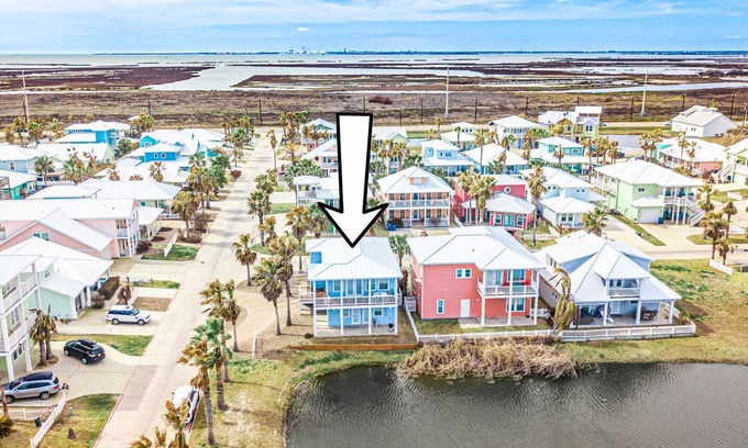 Port Aransas House | Villa Laguna! Pet Friendly! STEPS to the Pool & Boardwalk to Beach