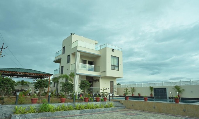 Chikalwas Villa | Villa Le Village