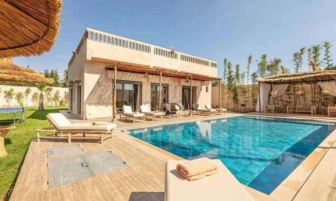 El Aggada Villa | Villa Leila: Modern Oasis of Relaxation with Heated Pool and Landscaped Garden