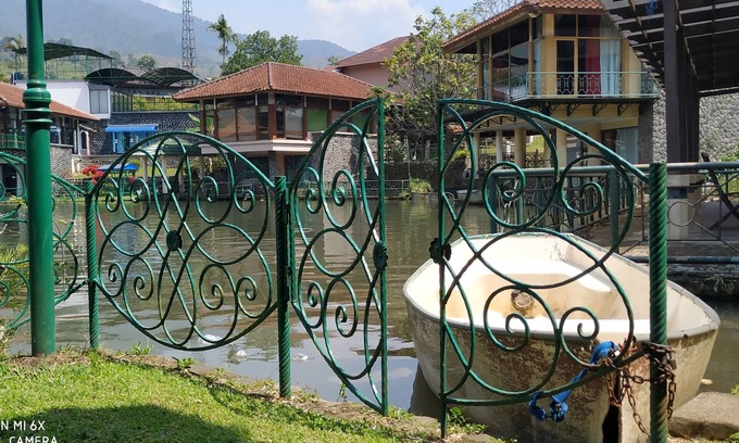 Cipanas Villa | Villa Lot 5 Lake View for 30 pax