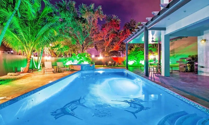 Tamiami Villa | Villa Luxe 5BR Pool & Jacuzzi Fire Pit Piano Pool Table in brilliant Miami