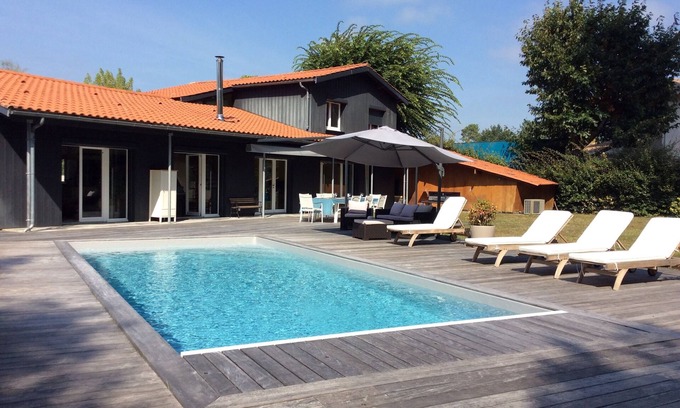 Andernos-les-Bains Villa | VILLA MANTA, facing the forest, with swimming pool. Peace, space and light