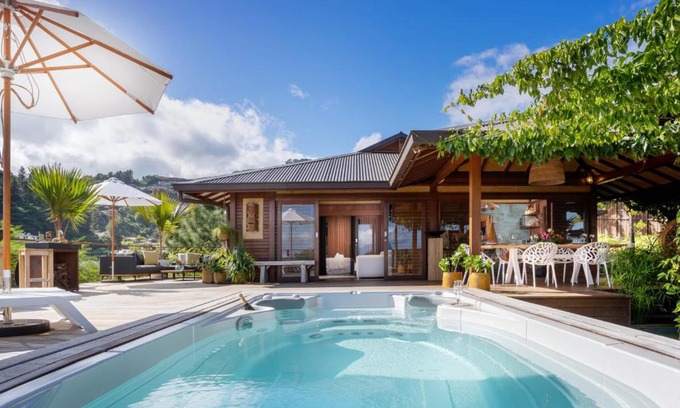 Punaauia Villa | Villa Manuiti, balinese luxury home - private swim SPA, ocean view - OFYR BBQ - KoÏ pond