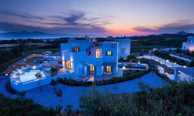 Plaka House | Villa Matina cycladic inspired home in Plaka