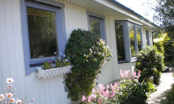 Bastad Villa | Villa med blommande trädgård, centralt Båstad