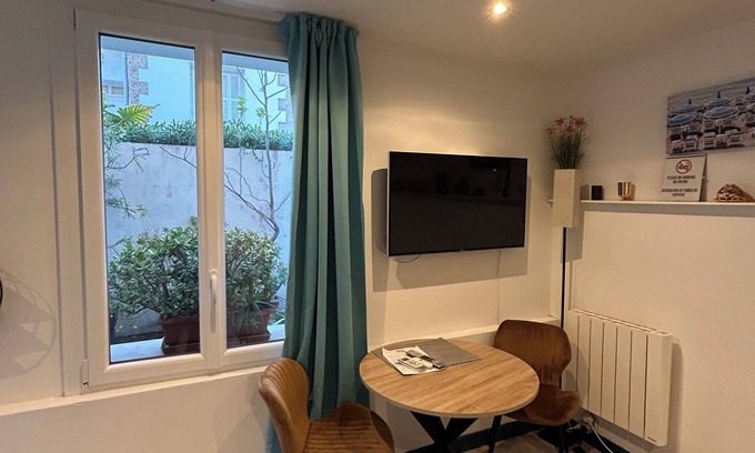 La Californie Apartment | Villa Mon Rêve studio in cool Nice with AC