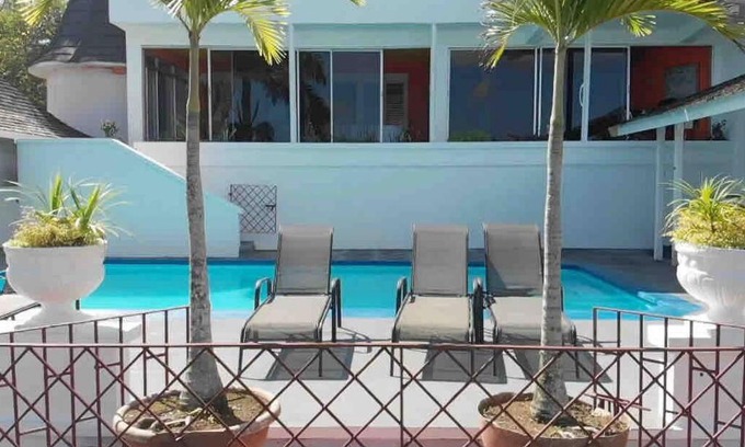 Reading Villa | Villa Monzon