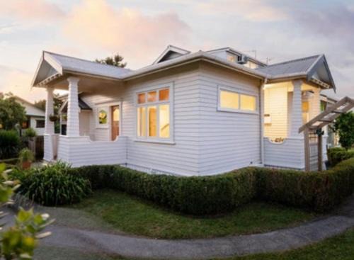 Hamilton East Villa | Villa near CBD and Globox Arena