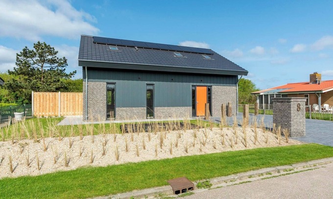 Julianadorp aan zee Villa | Villa near North Holland Beach with Jacuzzi