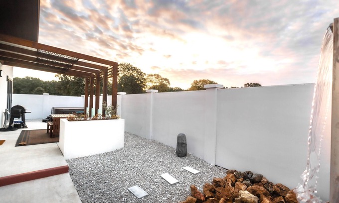 Umber View Heights Villa | Villa near Stockton Lake with Hot Tub, Milk Way at Starburst