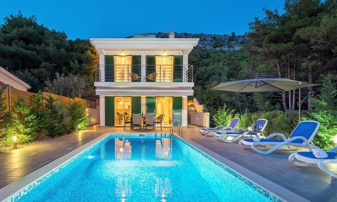 Omis Villa | Villa Nike family house, in the natural environment on the hill with sea view