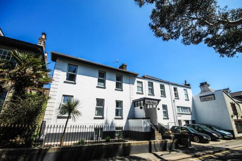 St. Helier House | Villa Nova