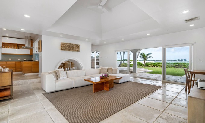 Nassau House | Villa Oasis- Beachfront House with Pool- Close to BahaMar!